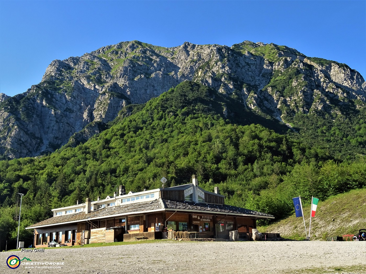 01 Corna Grande (2089 m) versante sud, vista da Ceresola-Rif. Trifoglio (1330 m) ...si sale dal versante nord .JPG